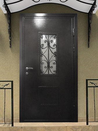 Черная дверь в коттедж с стеклопакетом