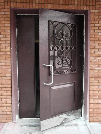 Коттеджная двухлистовая дверь с остеклением